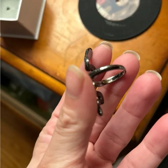 Taylor Swift official Black Reputation Snake Ring - Picture 4 of 9